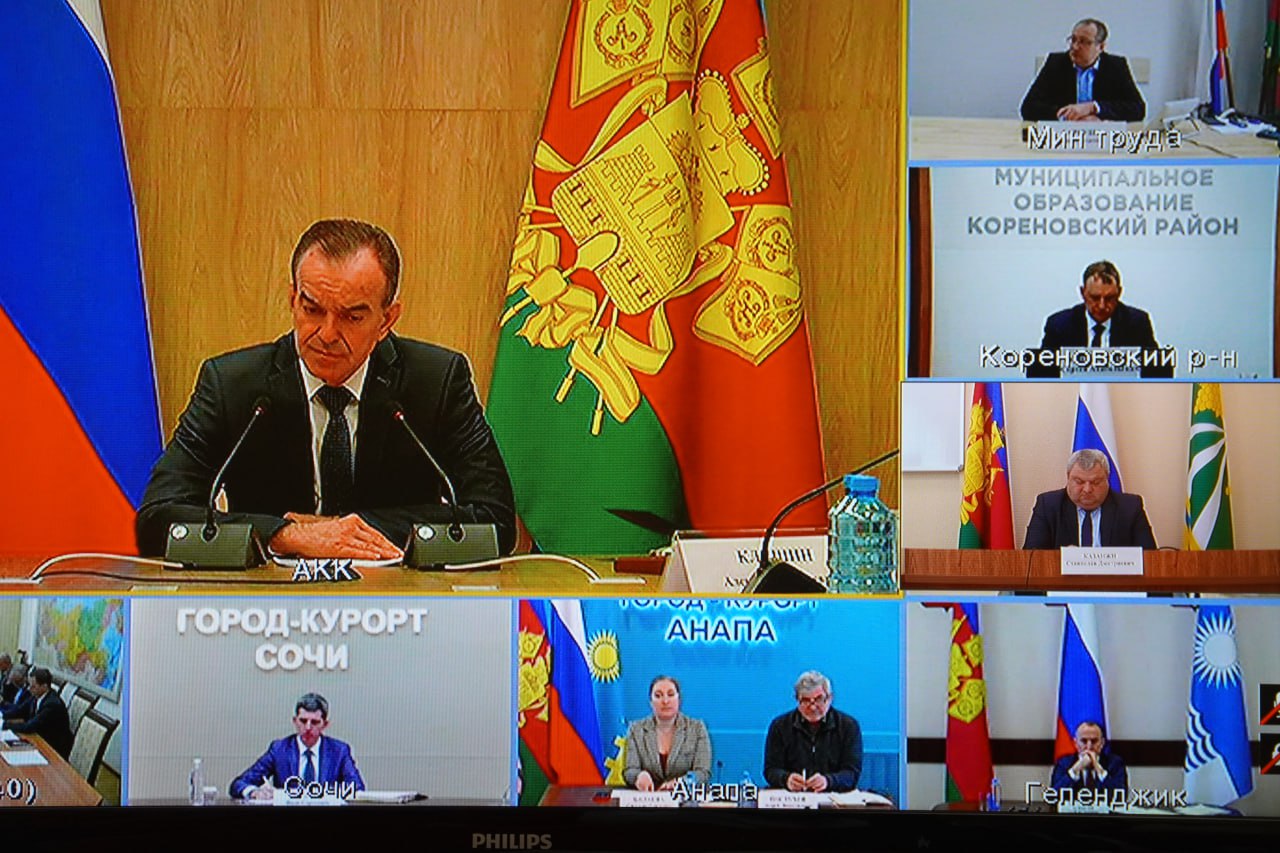 В Крымском районе продолжается обработка дорог и тротуаров песко-соляной смесью