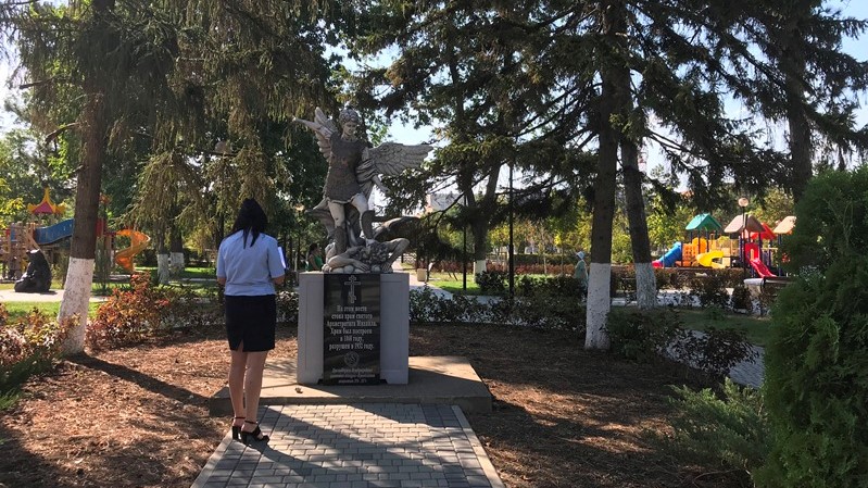 В Крымске сотрудники полиции задержали подозреваемого в умышленном уничтожении скульптуры в центральном парке