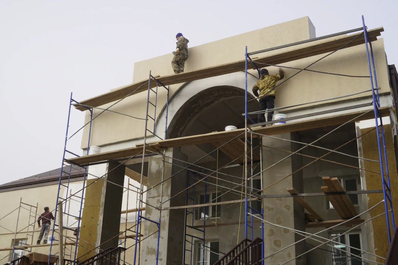 Полностью обновленное культурное пространство откроется в ст. Неберджаевской. Здесь продолжается капитальный ремонт  дома культуры. 