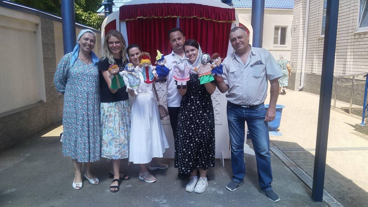 Сегодня в храме в честь Иконы Казанской Божией Матери после Божественной Литургии состоялся концерт, приуроченный ко Дню семьи, любви и верности. 