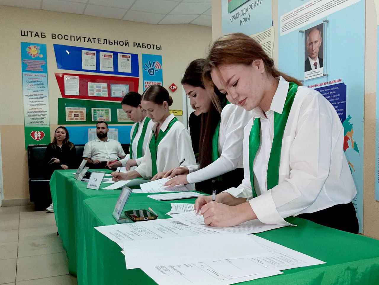 В Крымском районе началось голосование на выборах лидеров ученического самоуправления.