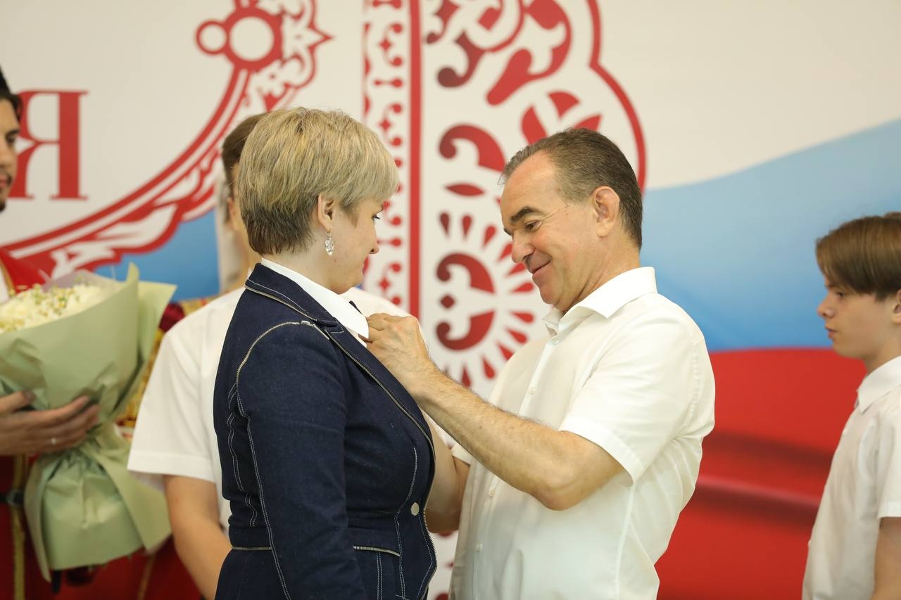 Вениамин Кондратьев вручил медали «Родительская доблесть» 15 многодетным семьям