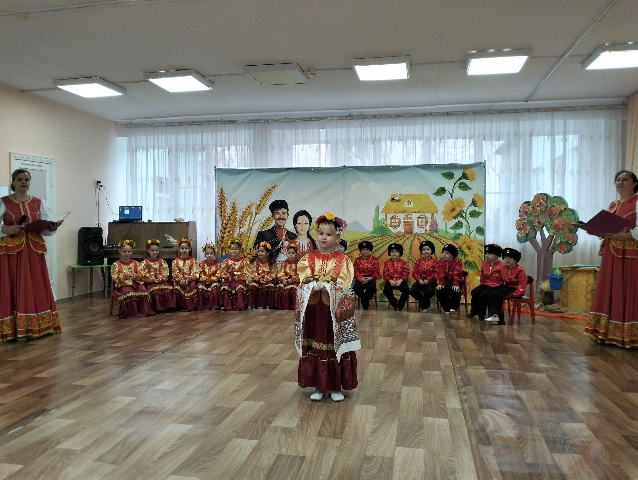 Посвящение в казачата воспитанников старшей группы состоялось в казачьем детском саду №8 ст. Троицкой.