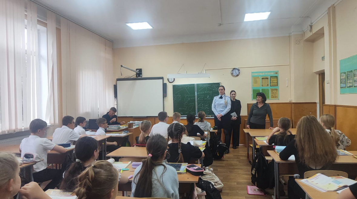 Полицейские проводят разъяснительные беседы с несовершеннолетними