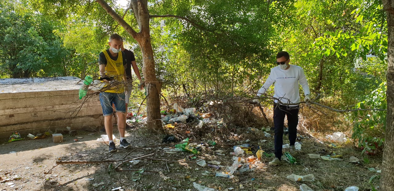 Праздничное сегодняшнее утро для молодёжи Крымского района началось с субботника