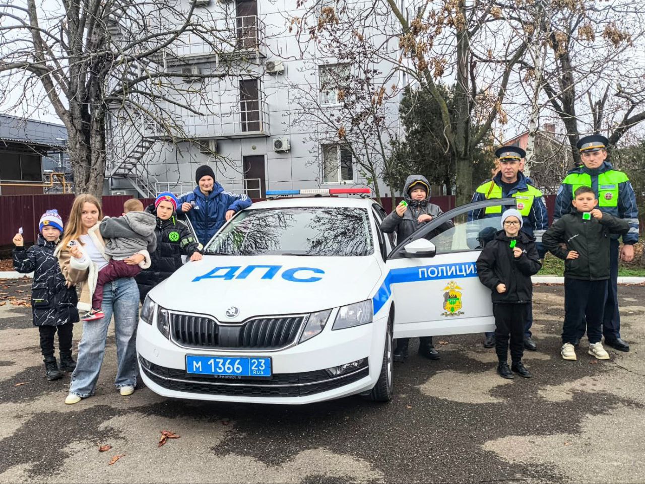 Госавтоинспекторы Крымского района посетили многопрофильный реабилитационный центр.