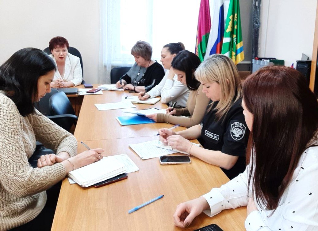 Председатель территориальной избирательной комиссии Крымская Галина Позднякова провела рабочее совещание по вопросам подготовки и проведения мероприятий, приуроченных ко Дню молодого избирателя.