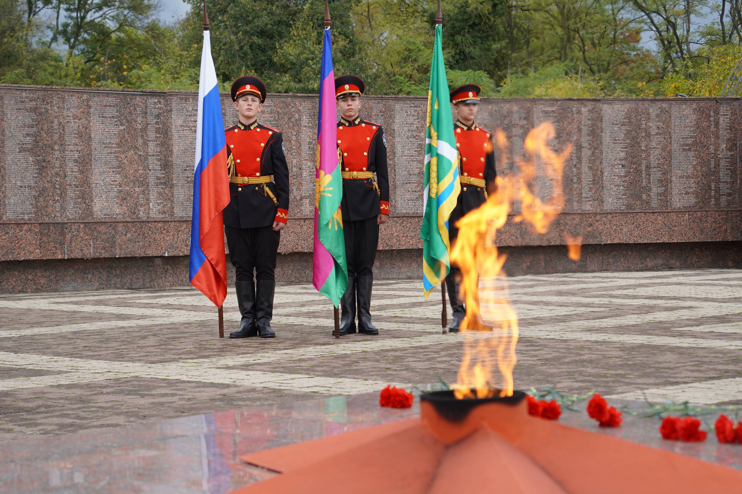 Сергей Лесь: В честь 82-ой годовщины полного освобождения Краснодарского края от немецко-фашистских захватчиков в г. Крымске на мемориале «Вечный огонь» возложили цветы в память о героях.