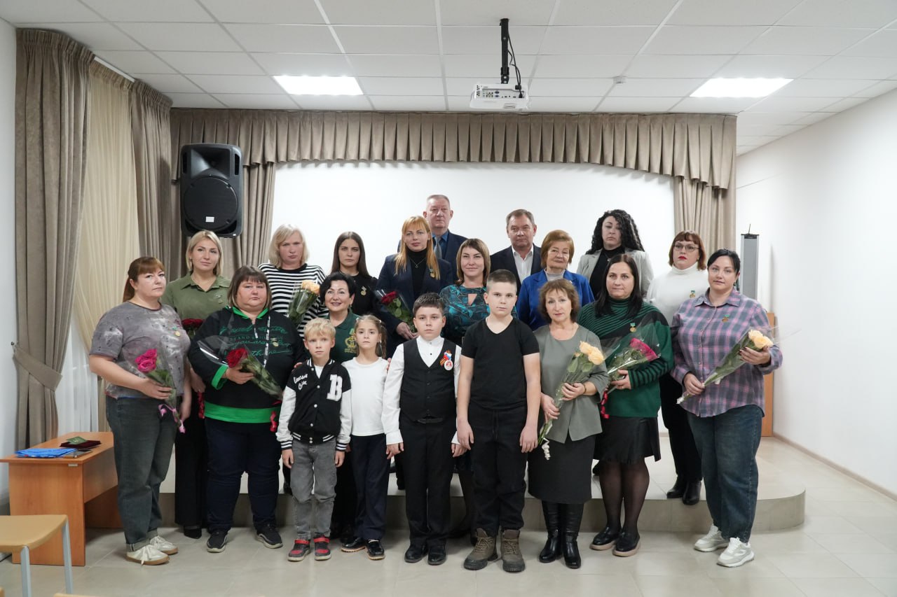  За самоотверженность и преданность семейному долгу, сохранение семейных традиций и ценностей, активное участие в добровольчестве Медалью общественного признания «Супруге защитника Отечества» и нагрудным знаком «Жена участника СВО» были награждены жёны бо