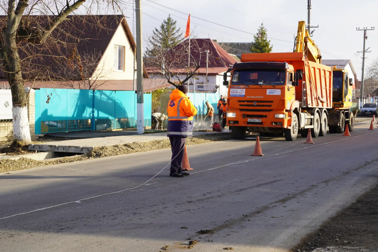 Завершается капитальный ремонт ул. Кирова в г. Крымске. Общая протяженность - 3 км. 
