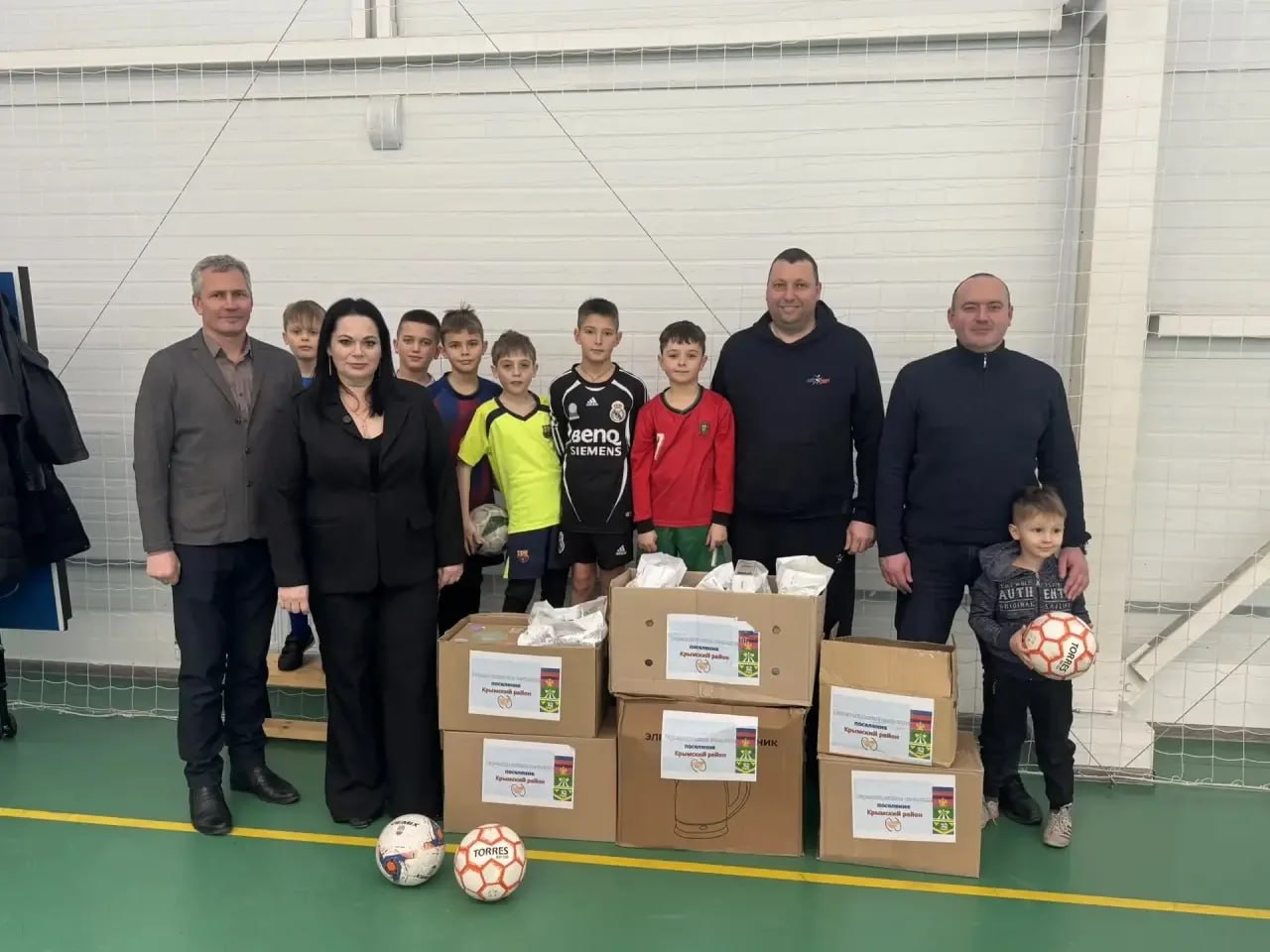 Подарки для спортсменов и ребят из Геническа 