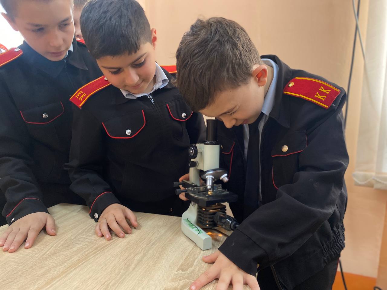 В преддверии Дня российской науки школа № 66 хутора Евсеевского превратилась в настоящую научную лабораторию. 