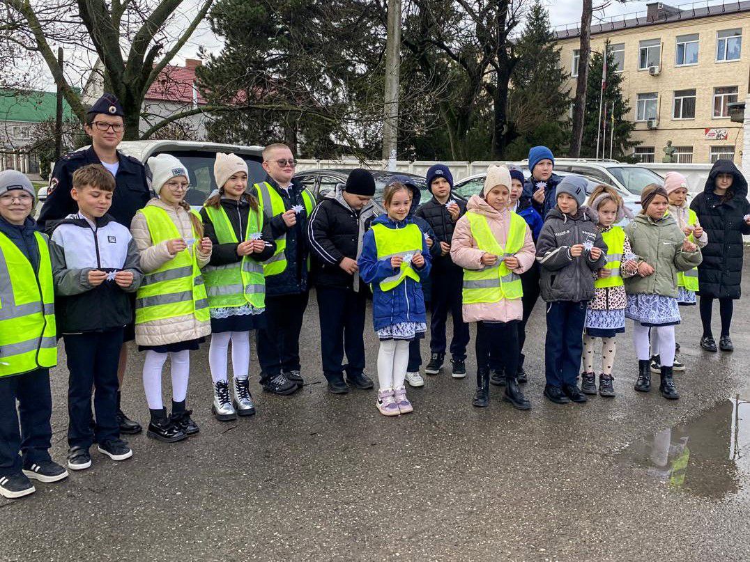 ❄ В Крымском районе автомобили осыпали снежинки безопасности