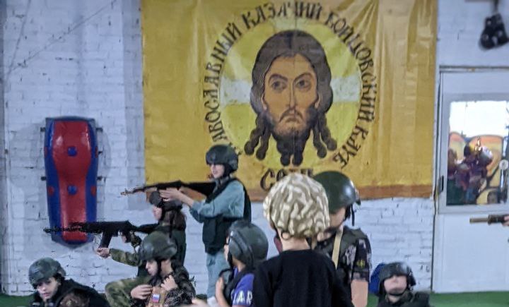 Занятия по начальной военной подготовке для воспитанников православного казачьего бойцовского клуба «СЕЧЬ» проходят систематически. 