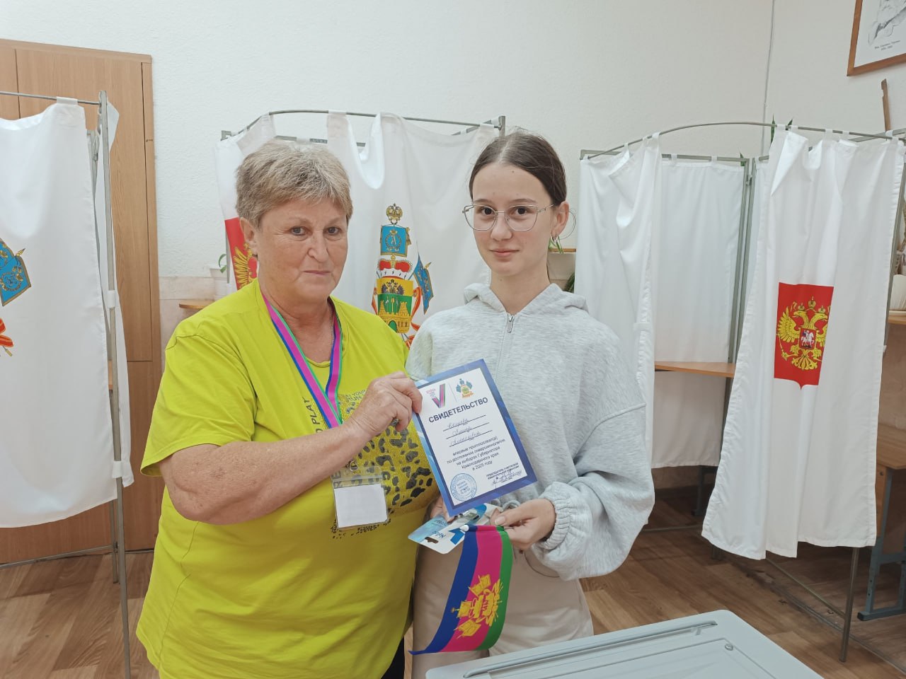 Впервые голосующим избирателям на избирательных участках Крымского района вручают свидетельства