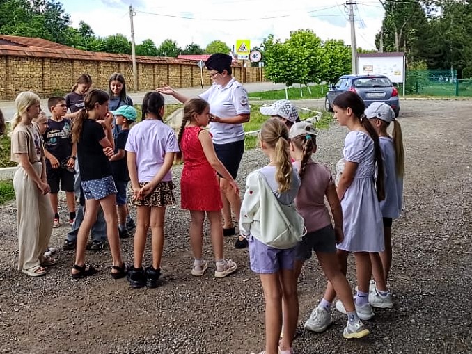В Крымском районе в период летних каникул сотрудники Госавтоинспекции проводят для детей блиц-уроки по ПДД