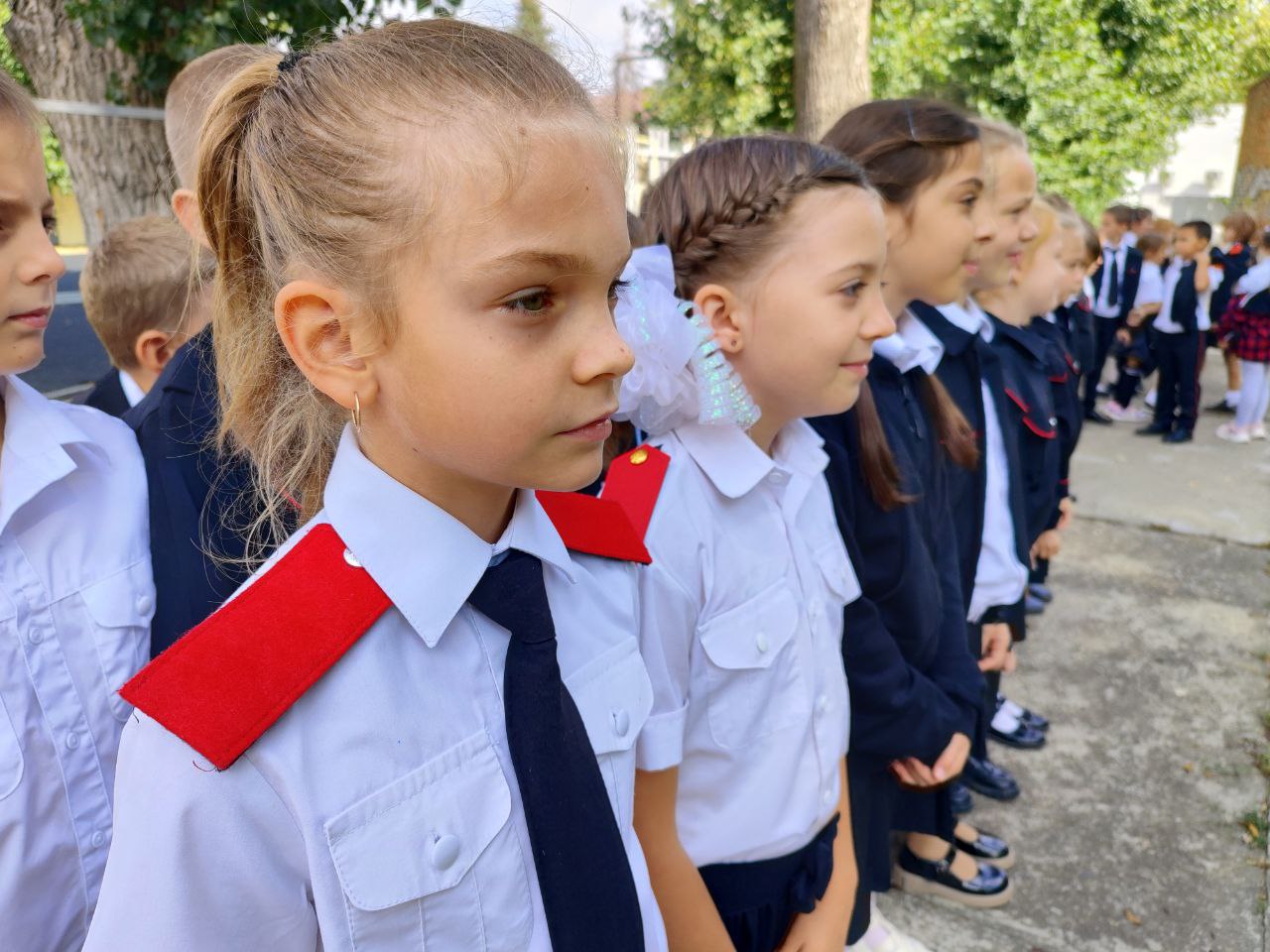 Педагоги Центра развития творчества детей и юношества города Крымска провели для обучающихся казачьих классов школы №20 традиционные казачьи игры, посвящённые Дню образования Краснодарского края. 