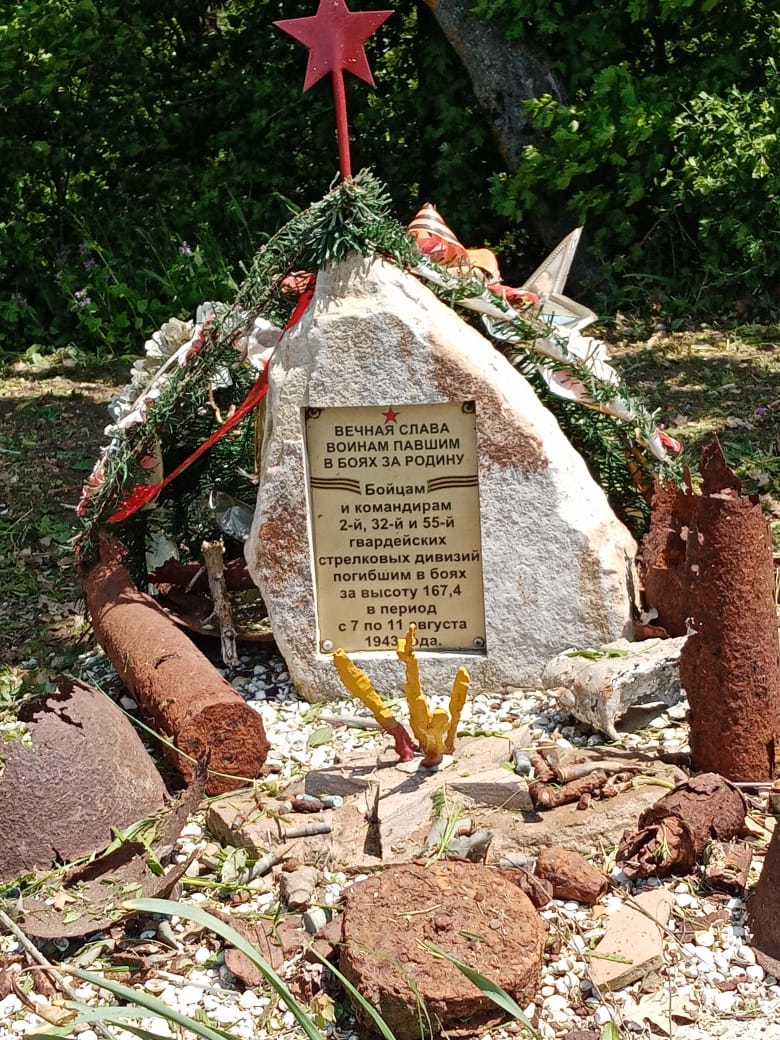 Уборка на территории памятника